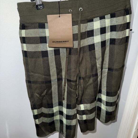 Burberry extra large plaid green shorts